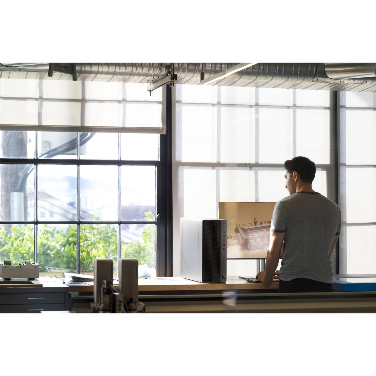 HP Z32 31.5-inch 3840 x 2160px 4K UHD 16:9 60Hz 14ms IPS LED Monitor 1AA81A4