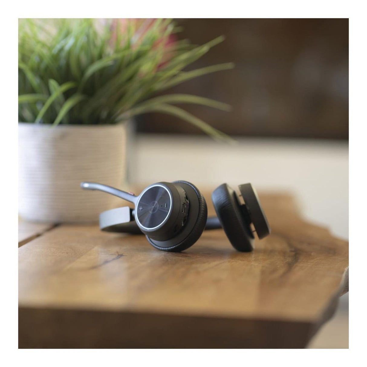 Poly Voyager 4320 Stereo USB-A Wireless Headset with BT700 Dongle 76U49AA