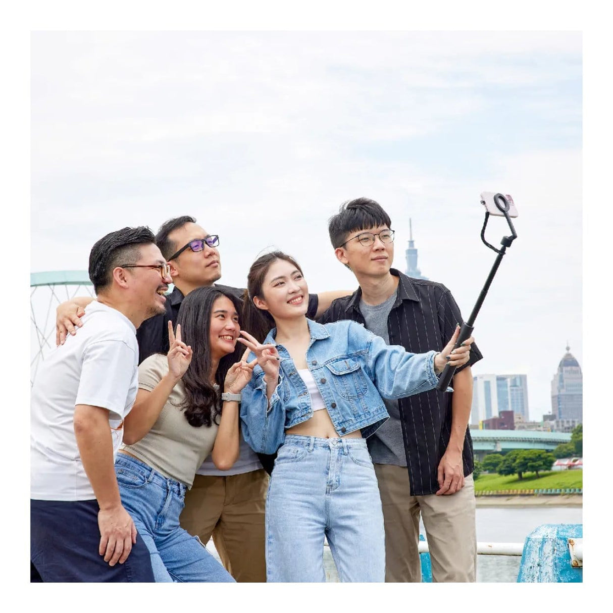 Adam Elements SELFIE Pro Wireless Bluetooth Tripod Selfie Stick & LED Light - Black ABTADSELFPRBK